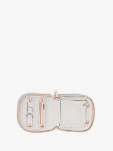 Pudełko podróżne na biżuterię z miejscem na pierścionki Stackers małe różowe