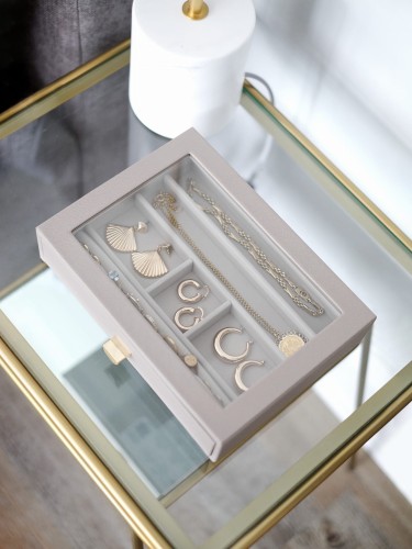 Szkatułka na biżuterię.