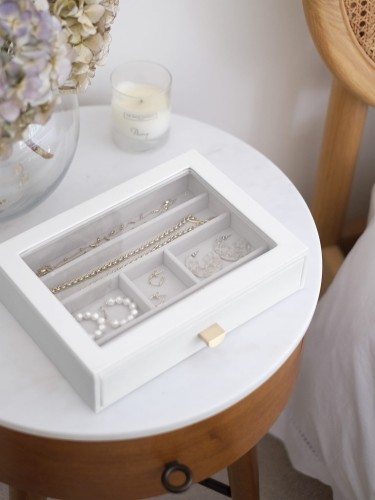 Szkatułka na biżuterię.