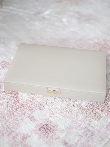 Szkatułka na biżuterie.